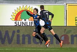 Baur (l) er&ouml;ffnete den Torreigen f&uuml;r Paderborn. - &copy; David Inderlied/dpa