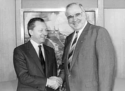 Der damalige Bundeskanzler Helmut Kohl (CDU, r) empfängt 1987 den Präsidenten der EG-Kommission, Jacques Delors, zu einem Meinungsaustausch. - © picture alliance / dpa