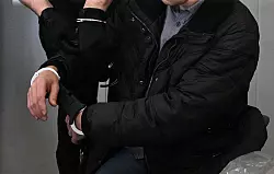 Der wegen Mordes an der neunjährigen Valeriia Angeklagte wird im Landgericht Chemnitz von einem Justizmitarbeiter vorgeführt. - © Hendrik Schmidt/dpa