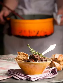 Macht gleich mehr her: Warum das Gulasch nicht mal in einem Schälchen höher bauen und dekorieren anstatt auf einem platten Teller zu servieren. - © Manuela Rüther/dpa-tmn