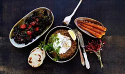 Die Auswahl der Zutaten für beispielsweise geschmorten Mangold mit Kichererbsen-Crème und Chili-Möhren folgt nach dem Prinzip: regional, saisonal, frisch vom Markt. - © Manfred Zimmer/herrgruenkocht.de/dpa-tmn