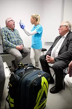 NRW-Gesundheitsminister Karl-Josef Laumann (rechts) informierte sich vor Ort &uuml;ber den innovativen Ansatz. - &copy; Bernd Thissen/dpa
