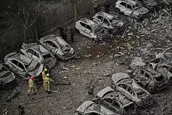 Kurz vor Beginn der Waffenruhe griff der Iran noch einmal massiv in Israel an. Vier Menschen starben und es gab heftige Schäden. - © Leo Correa/AP/dpa