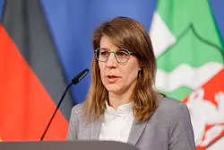 Sch&auml;ffer bedankte sich bei ihrer Vorg&auml;ngerin. - &copy; Thomas Banneyer/dpa