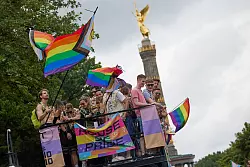 Die 75 Wagen und Dutzende Fu&szlig;gruppen, die sich zu Lady Gagas &laquo;Born this way&raquo; in Bewegung gesetzt hatten, zogen bis zur Siegess&auml;ule. - &copy; Joerg Carstensen/dpa