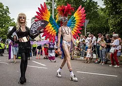 Viel Glitzer und Regenbogen waren auch beim CSD in Stuttgart zu sehen. - &copy; Christoph Schmidt/dpa