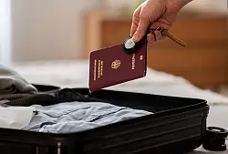 Viele Reisende nutzen gern Tracker wie Airtag und Co., um den Standort ihres Gep&auml;cks zu verfolgen. Den Pass sollte man allerdings lieber bei sich tragen. - &copy; Zacharie Scheurer/dpa-tmn