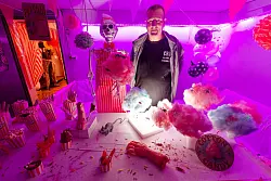 Bei Halloween-Fan Sven Wagner findet jeder das passende Leichenteil. - &copy; Henning Kaiser/dpa