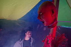 Sven Wagner baut sein Duisburger Reihenhaus jedes Jahr f&uuml;r einen Abend zu seiner Grusel-Atraktion um. - &copy; Henning Kaiser/dpa