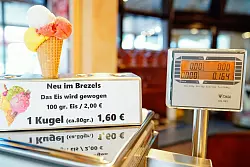 100 Gramm Eis kosten im Caf&eacute; Brezels in Gaggenau bei Baden-Baden zwei Euro. - &copy; Uwe Anspach/dpa
