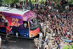 Kricket-Fans in Bengaluru jubeln ihrem Heimteam zu, das in einem Bus sitzt. - © Aijaz Rahi/AP/dpa
