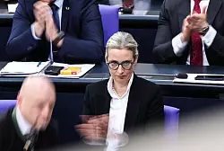 Die AfD-Fraktionsvorsitzende, Alice Weidel, hatte sich am Mittwoch über das Ergebnis der Abstimmung zum 5-Punkte-Plan von Merz gefreut. Am Freitag blieb ihrer Fraktion nur Abwarten, während Abgeordnete anderer Fraktionen miteinander berieten. - © Hannes P. Albert/dpa