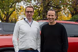 Carsten Helbing (l) und Wassym Bensaid f&uuml;hren das Gemeinschaftsunternehmen von VW und Rivian. - &copy; Andrej Sokolow/dpa