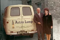 Edward Craven Walker, der Erfinder der &laquo;Astro Lavalampe&raquo;, mit seiner Frau. - &copy; ---/Mathmos/dpa