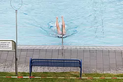 Wenn in der Stadtkasse Ebbe herrscht, bekommen auch die B&uuml;rger das zu sp&uuml;ren - wenn etwa bei Schwimmb&auml;dern gespart werden muss. (Symbolbild) - &copy; Friso Gentsch/dpa