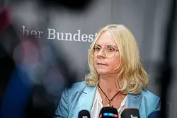 Die stellvertretende Vorsitzende der Unionsfraktion, Andrea Lindholz (CSU), hatte im Juni gesagt &laquo;Angesichts von massenhaftem Antisemitismus und Kalifats-Demos auf deutschen Stra&szlig;en muss jede antisemitische und antidemokratische Straftat regelm&auml;&szlig;ig zu einer Ausweisung f&uuml;hren.&raquo; (Archivbild) - &copy; Kay Nietfeld/dpa