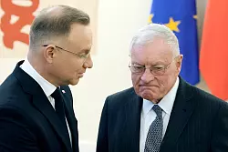 Kellogg (rechts) besuchte Polen auf der Durchreise nach Kiew, wo er am Donnerstag mit dem ukrainischen Präsidenten Wolodymyr Selenskyj und Verteidigungsminister Rustem Umjerow zusammentreffen wird. - © Czarek Sokolowski/AP/dpa
