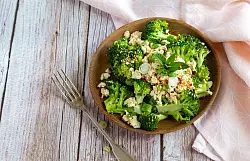 Der Brokkolisalat wird mit einem Mix aus Sesam, Tofu und Miso getoppt. Vor allem die Miso-Paste bringt köstlichen Geschmack, diesen guten Umami-Wumms. - © smarticular Verlag/dpa-tmn