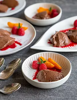 Mit Soja-Sahne oder Seidentofu lassen sich fruchtig süße Cremes mixen, etwa mit geschmolzener Schokolade und Bananen zu einem Schoko-Bananen-Mousse. - © smarticular Verlag/dpa-tmn