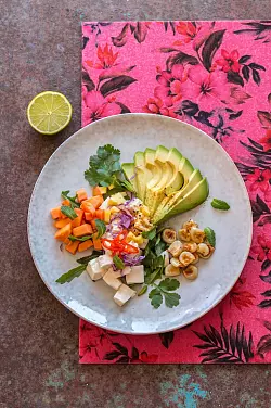 Nicht nur Fisch lässt sich mit Limettensaft garen, ohne ihn zu kochen. Das funktioniert auch mit Tofu. Nett angerichtet wird er dann zu Ceviche. - © Claudia Zaltenbach/Hädecke Verlag/dpa-tmn