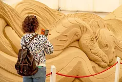Vergängliche Skulpturen: Die Sandkunst an der englischen Südküste hat eine lange Historie. - © SandWorld Weymouth/dpa-tmn