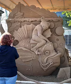 Große Sandkunst: Die Skulptur «Atlantik (In der Tiefe der See)» des polnischen Künstlers Vladimir Bludnik ist in der Sandwelt-Ausstellung in Warnemünde zu sehen. - © Bernd Wüstneck/dpa/dpa-tmn