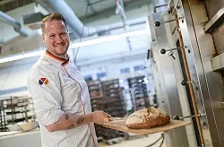 Hat ein feines Händchen für Backwaren: Brot-Sommelier Florian Lutz. - © Christoph Schmidt/dpa-tmn