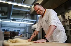 Brot-Sommelier Florian Lutz muss heute nicht mehr mitten in der Nacht anfangen zu arbeiten. Dank modernerer Technik startet der Tag eines Bäckers heutzutage oft erst am frühen Morgen. - © Christoph Schmidt/dpa-tmn