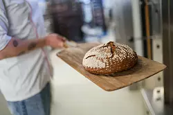 Craft-Bier-Brot: Viele Bäckereien verfolgen heute auch innovative Geschäftsideen. - © Christoph Schmidt/dpa-tmn
