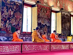 Eigentlich verpflichten sich Mönche in Thailand zu einem Leben in Armut und Enthaltsamkeit. (Archivbild) - © Carola Frentzen/dpa