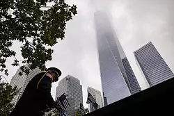 Gedenken am One World Trade Center in New York. Fast 3000 Menschen kamen durch die verheerenden Attacken vor 22 Jahren ums Leben. - &copy; Yuki Iwamura/AP/dpa