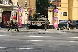 Auf dieser Videoaufnahme steht ein gepanzertes russisches Fahrzeug in einer Stra&szlig;e in Rostow am Don. - &copy; Uncredited/AP/dpa