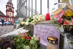 Nach der Messerattacke in Mannheim erinnern Kerzen und Blumen an die Opfer. - &copy; Thomas Frey/dpa