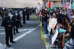 Die Demonstranten beschuldigen Trump, Kritiker schrittweise mundtot zu machen. - © Ethan Swope/AP/dpa