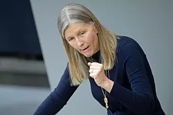 Ann-Veruschka Jurisch (FDP) fordert das Bundesinnenministerium auf, die Digitalisierung voranzutreiben beim Bundesamt für Migration und Flüchtlinge (Bamf), auch was die Zusammenarbeit mit den Ausländerbehörden betrifft. - © Jonathan Penschek/dpa