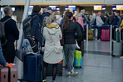 Auch an den Flughäfen wird die zweite Reisewelle in den Osterferien erwartet. (Archivbild) - © Henning Kaiser/dpa