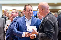 In der Ruhrgebietsstadt Hagen entschied der CDU-Kandidat Dennis Rehbein (l.) die Stichwahl klar f&uuml;r sich. - &copy; Guido Kirchner/dpa