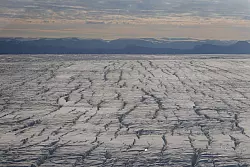 Risse in der Eisdecke entstehen durch die ungleichmäßige Bewegung des Gletschers. - © Tom Chudley/Durham University/dpa