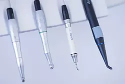 Bisherige wissenschaftliche Hinweise, wonach Parodontitis auch Einfluss auf Herz-Kreislauf-Erkrankungen habe, sind durch die Sechste Mundgesundheitsstudie bestätigt worden (Symbolbild). - © Rolf Vennenbernd/dpa