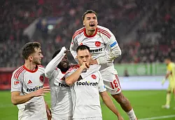 Die N&uuml;rnberger Spieler jubeln &uuml;ber den ersten Ausw&auml;rtssieg. - &copy; Anke Waelischmiller/dpa