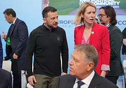 Gilt im Umgang mit Russland als Hardlinerin: Kaja Kallas, hier mit dem ukrainischen Pr&auml;sidenten Wolodymyr Selenskyj. (Archivbild) - &copy; Kin Cheung/AP Pool/dpa