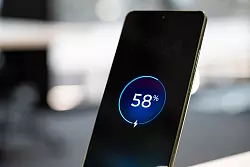 Alles relativ: Um den angezeigten Ladestand und die tatsächlich noch vorhandene Kapazität des Akkus in gesunder Relation zu halten, lohnt sich hin und wieder eine Kalibrierung. - © Nico Tapia/dpa-tmn