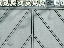 Im Haus hinter diesem Tor fanden Spezialkräfte der Polizei die Leichen des mutmaßlichen Täters und seiner Ehefrau. - © Jason Tschepljakow/dpa