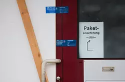 Ein Polizeisiegel sperrt einen Tatort in einer Firma in St. Johann in Baden-Württemberg ab. - © Christoph Schmidt/dpa