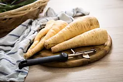 Pastinaken keimen langsam und werden daher am besten im Topf vorgezogen, bevor sie ins Freiland kommen. - © Christin Klose/dpa-tmn