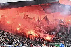 Fans von Hannover 96 zünden beim Derby in Braunschweig Pyrotechnik. - © Swen Pförtner/dpa