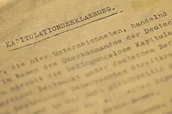 Die Kapitulationserklärung Deutschlands im Zweiten Weltkrieg. (Archivbild) - © Sebastian Christoph Gollnow/dpa