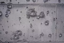 Kriegsspuren sind in Berlin bis heute zu sehen. (Archivbild) - © Jörg Carstensen/dpa