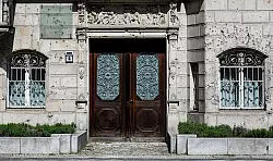 Kriegsspuren sind in Berlin bis heute zu sehen. (Archivbild) - © Jens Kalaene/dpa