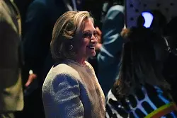 Amerika sei kurz davor, die höchste und härteste gläserne Decke zu durchbrechen, sagte Clinton in Chicago. - © Matt Rourke/AP/dpa